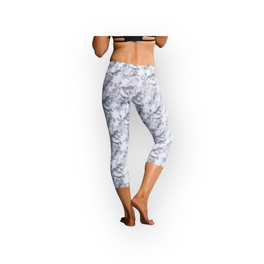 new Onzie Δ Hot Yoga Fitness Sweat Wicking Capris Δ White Jedi Print Δ M / L - Picture 14 of 16